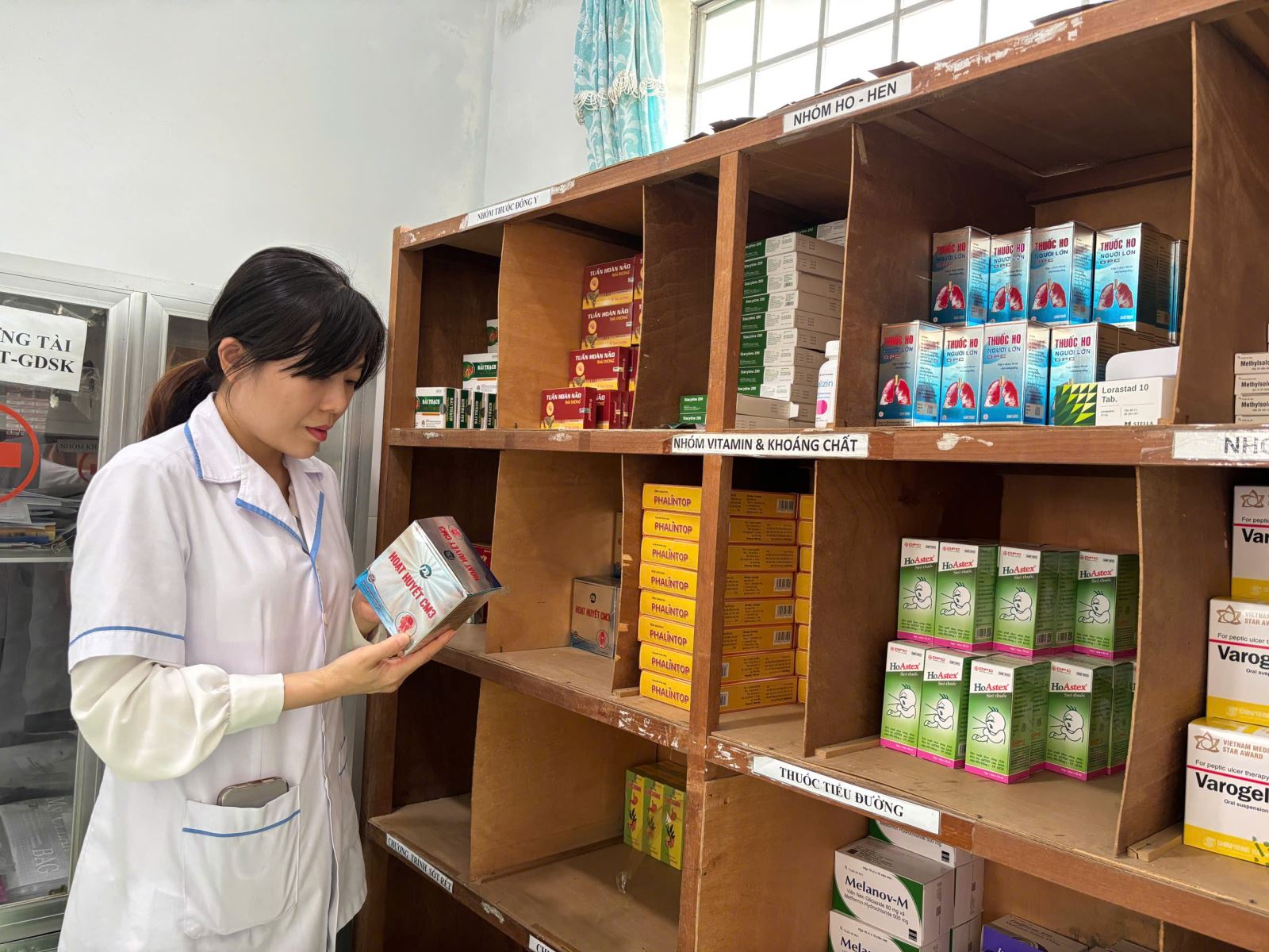 Cán bộ y tế Trạm Y tế xã Cư Prao kiểm tra, rà soát các danh mục thuốc tại Trạm, bảo đảm cung ứng đầy đủ, kịp thời phục vụ công tác khám, chữa bệnh cho người dân.