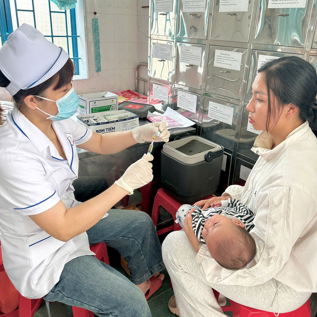 Trẻ em trên địa bàn xã Cư Prao được tiêm chủng đầy đủ, đúng lịch tại Trạm Y tế xã, góp phần nâng cao tỷ lệ bao phủ vắc xin và phòng, chống hiệu quả các bệnh truyền nhiễm.