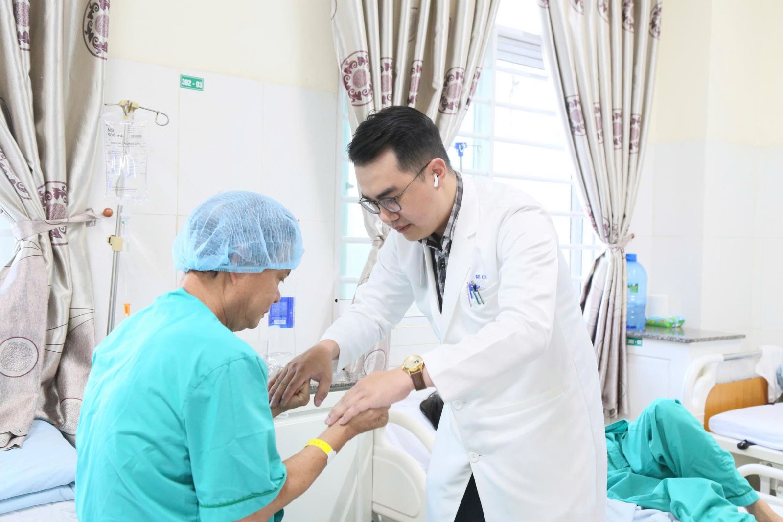 Bác sĩ Cù Chí Kiên khám cho bệnh nhân bị thoái hóa cột sống cổ.