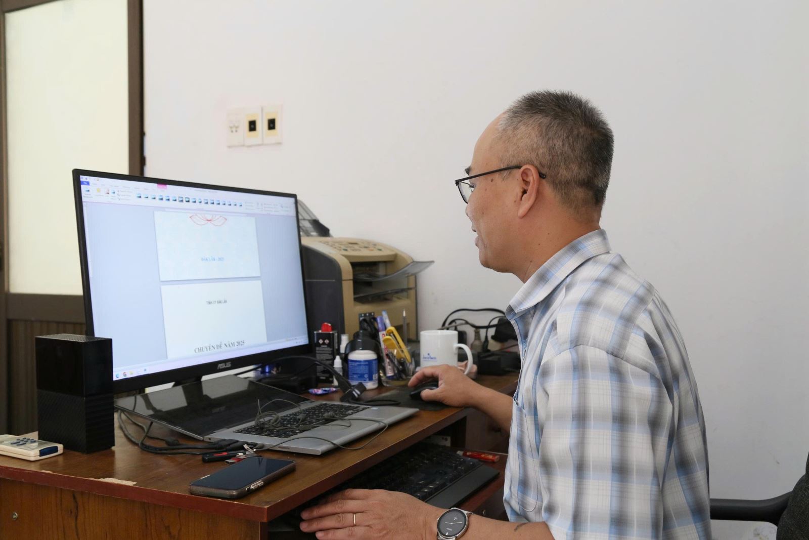 Ngồi xem điện thoại hay làm việc trước màn hình máy vi tính nên giữ thẳng lưng, cổ, không cúi đầu lâu.