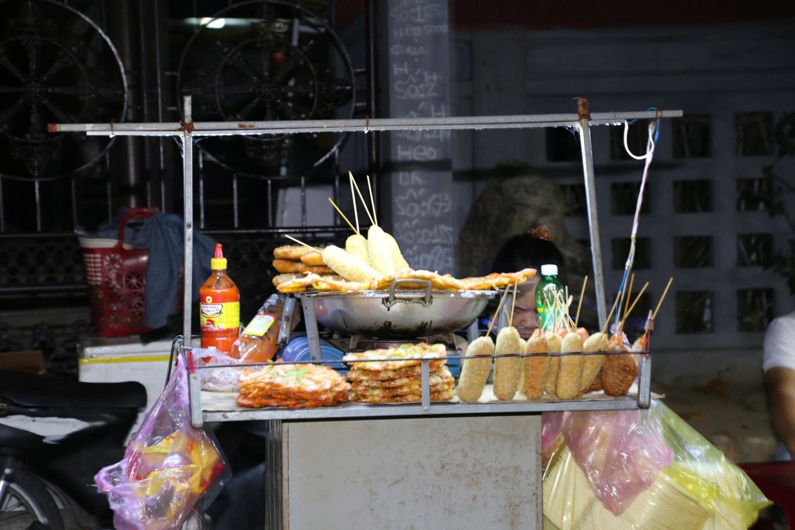 Thức ăn đường phố tiềm ẩn nhiều nguy cơ ngộ độc thực phẩm.