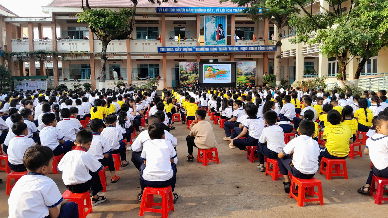 Trung tâm Kiểm soát bệnh tật tỉnh phối hợp với Trường Tiểu học Y Jút tổ chức truyền thông phòng ngừa đuối nước và bệnh dại cho học sinh.