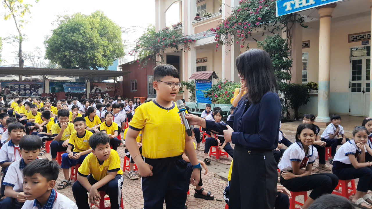 Học sinh tự tin trả lời câu hỏi của báo cáo viên về chủ đề phòng ngừa đuối nước.