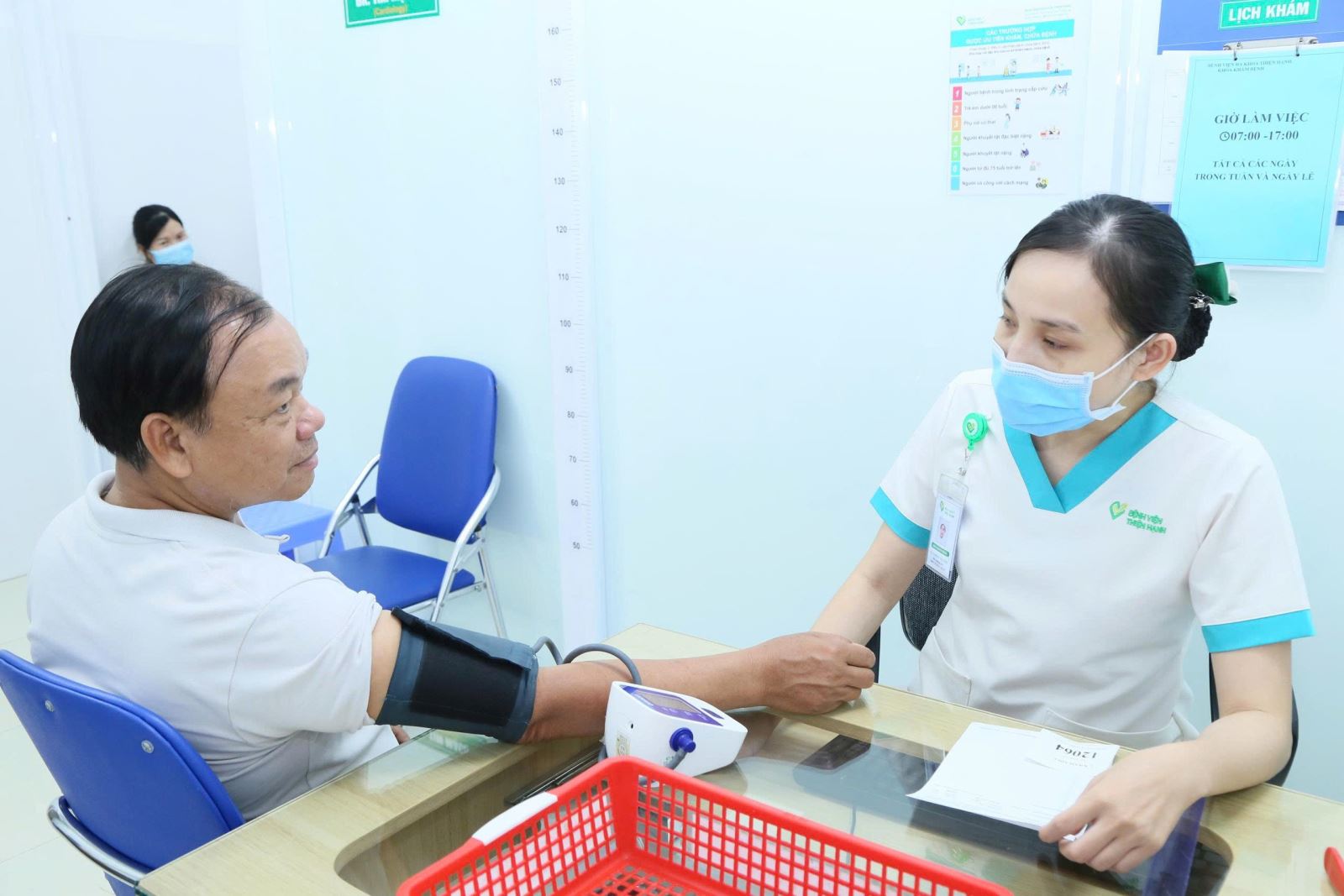 Tái khám và kiểm soát huyết áp, mỡ máu, đường huyết là yếu tố quan trọng giúp phòng ngừa đột quỵ tái phát.