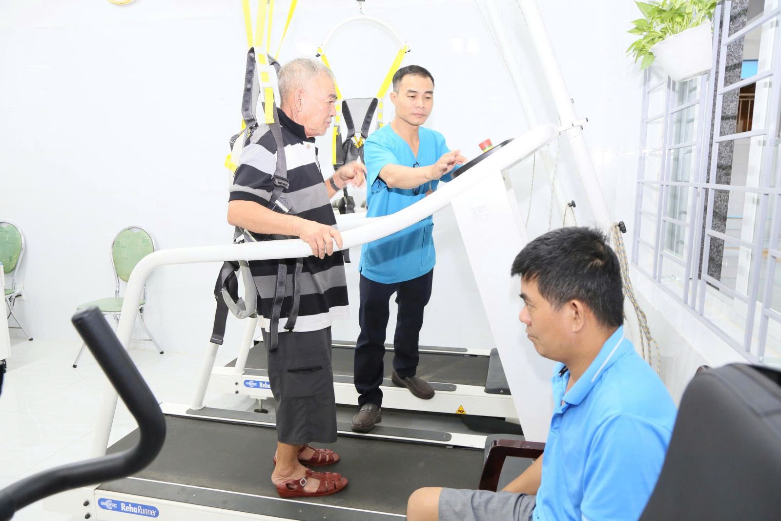 Người bệnh sau đột quỵ cần duy trì tập luyện phục hồi chức năng kết hợp điều trị để hạn chế nguy cơ tái phát.