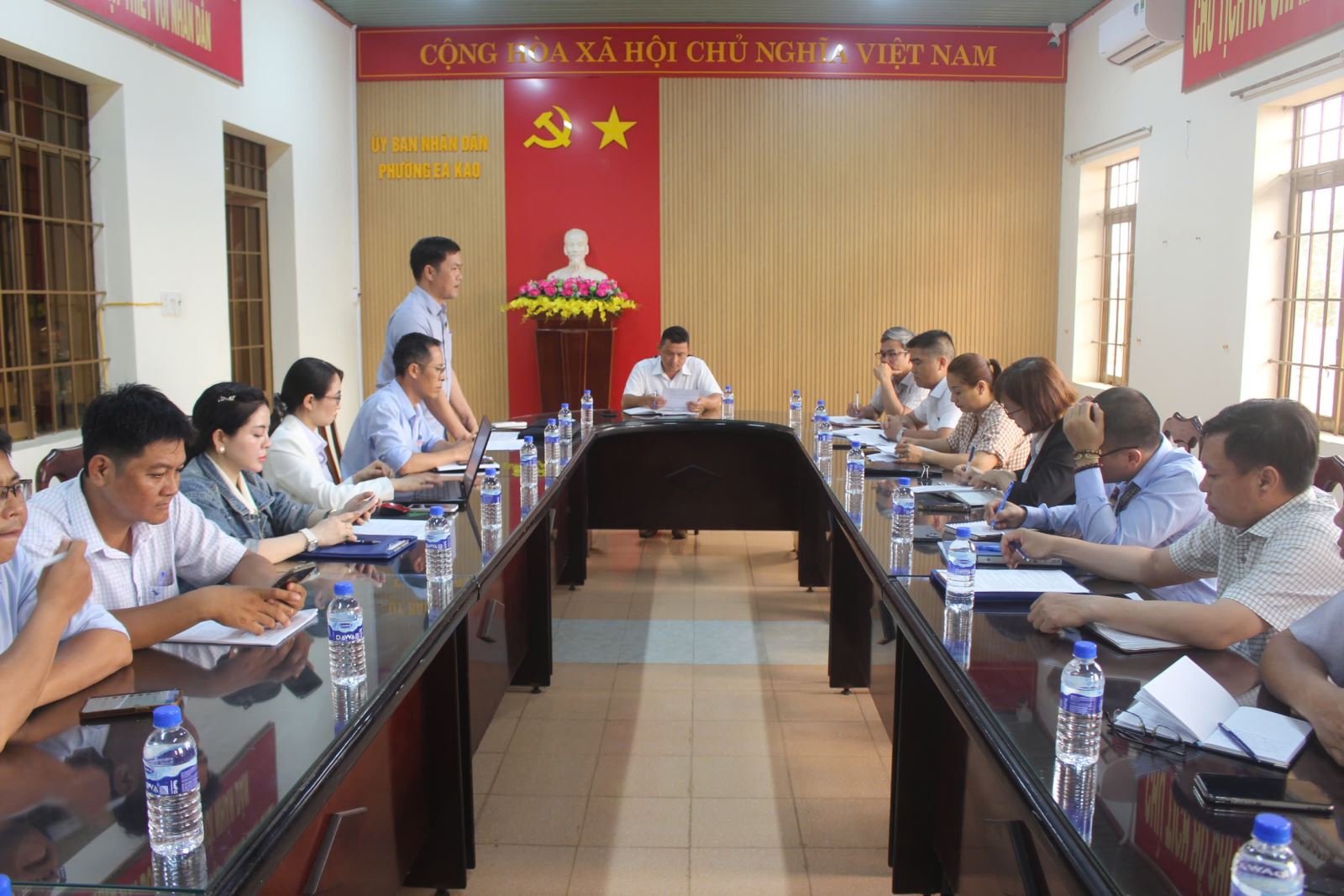 Đoàn kiểm tra liên ngành làm việc tại UBND phường Ea Kao.
