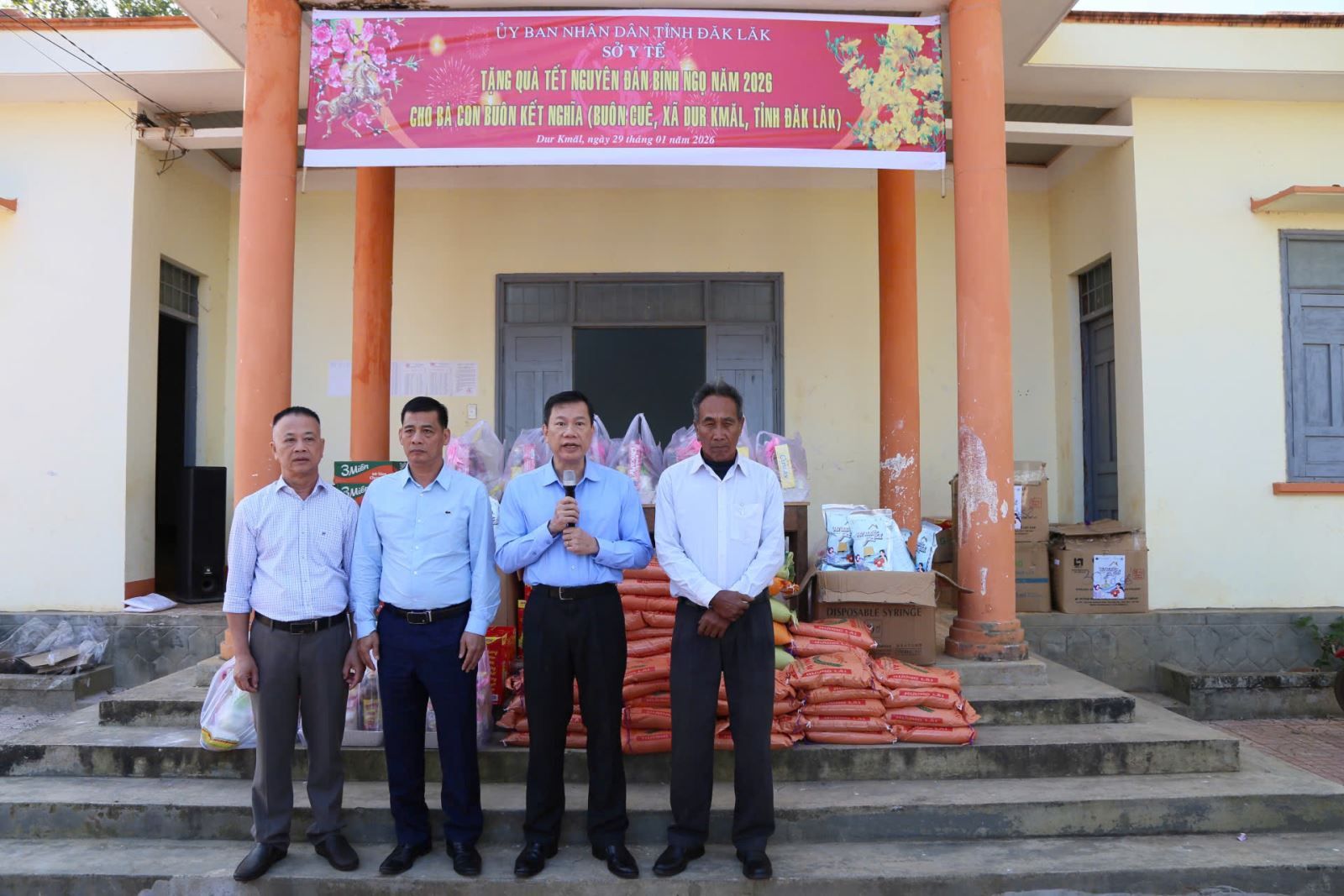 Ông Hoàng Nguyên Duy, phó giám đốc Sở Y tế phát biểu trong buổi thăm, tặng quà tại Buôn Cuê.