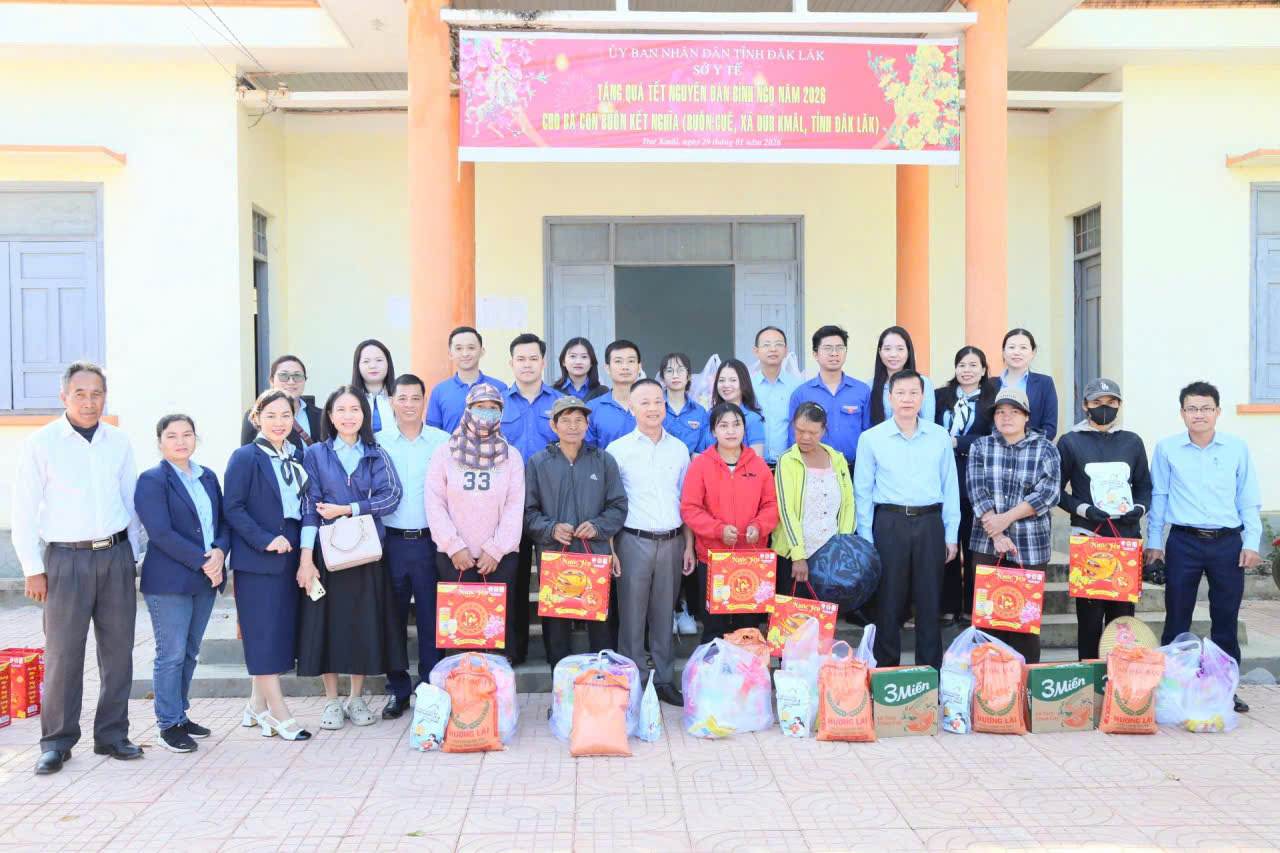 Lãnh đạo Sở Y tế trao tặng quà cho các hộ gia đình khó khăn tại buôn kết nghĩa