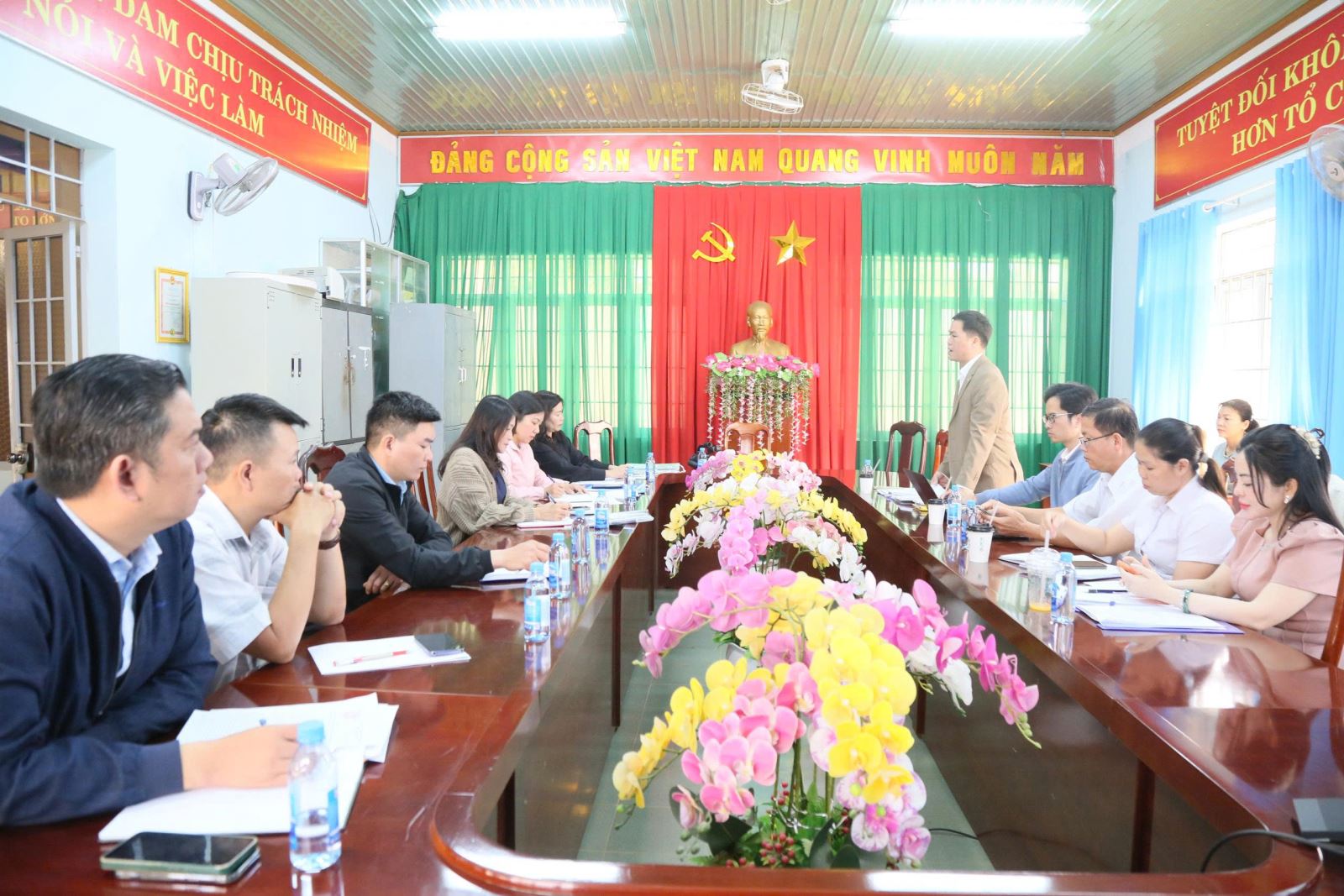 Ông Trần Quang Hưng, Phó Trưởng phòng - Phòng an toàn thực phẩm, Sở Y tế Trưởng đoàn liên ngành số 3 phát biểu chỉ đạo tại buổi làm việc với Ban chỉ đạo VSATTP phường Thành Nhất.