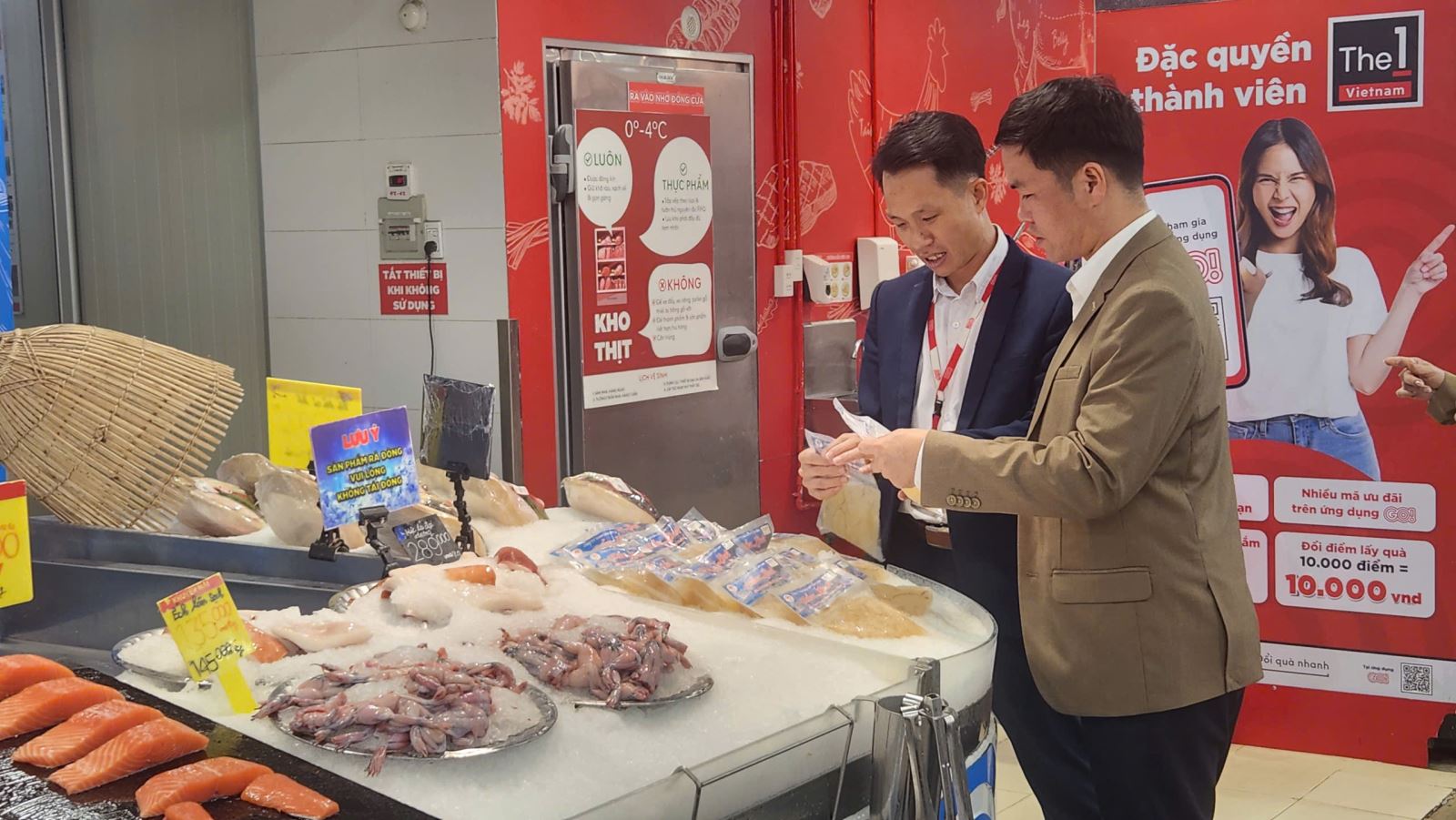 Ông Trần Quang Hưng, Phó Trưởng phòng - Phòng an toàn thực phẩm, Sở Y tế Trưởng đoàn liên ngành số 3 kiểm tra thực tế ngẫu nhiên một số thực phẩm tại Siêu thị Go .