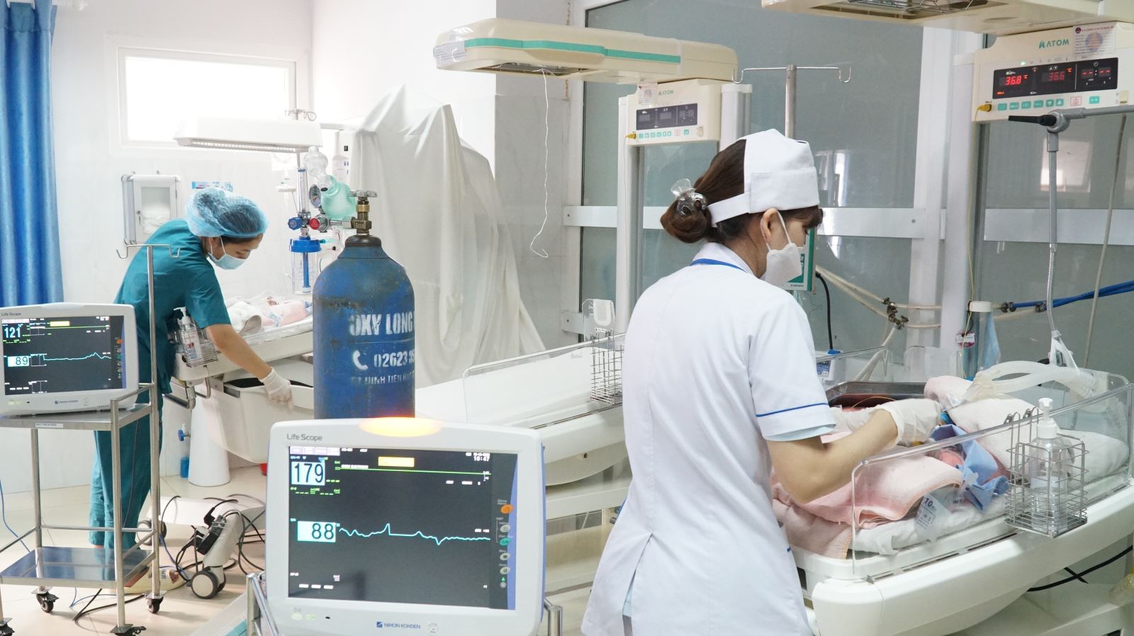 Có những khoảnh khắc căng thẳng đến nghẹt thở khi các y bác sĩ Khoa Hồi sức cấp cứu Nhi và Nhi sơ sinh – Bệnh viện Đa khoa Vùng Tây Nguyên phải chạy đua với thời gian để giành lại sự sống cho một em bé sinh non chỉ nặng hơn một ký, hay một bệnh nhi nguy kịch vừa được chuyển đến trong đêm.