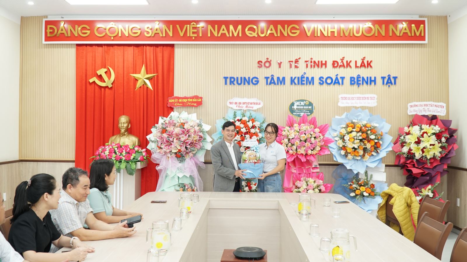 diện VNPT Đắk Lắk thăm và chúc mừng Trung Tâm Kiểm soát bệnh tật nhân ngày 27/2.