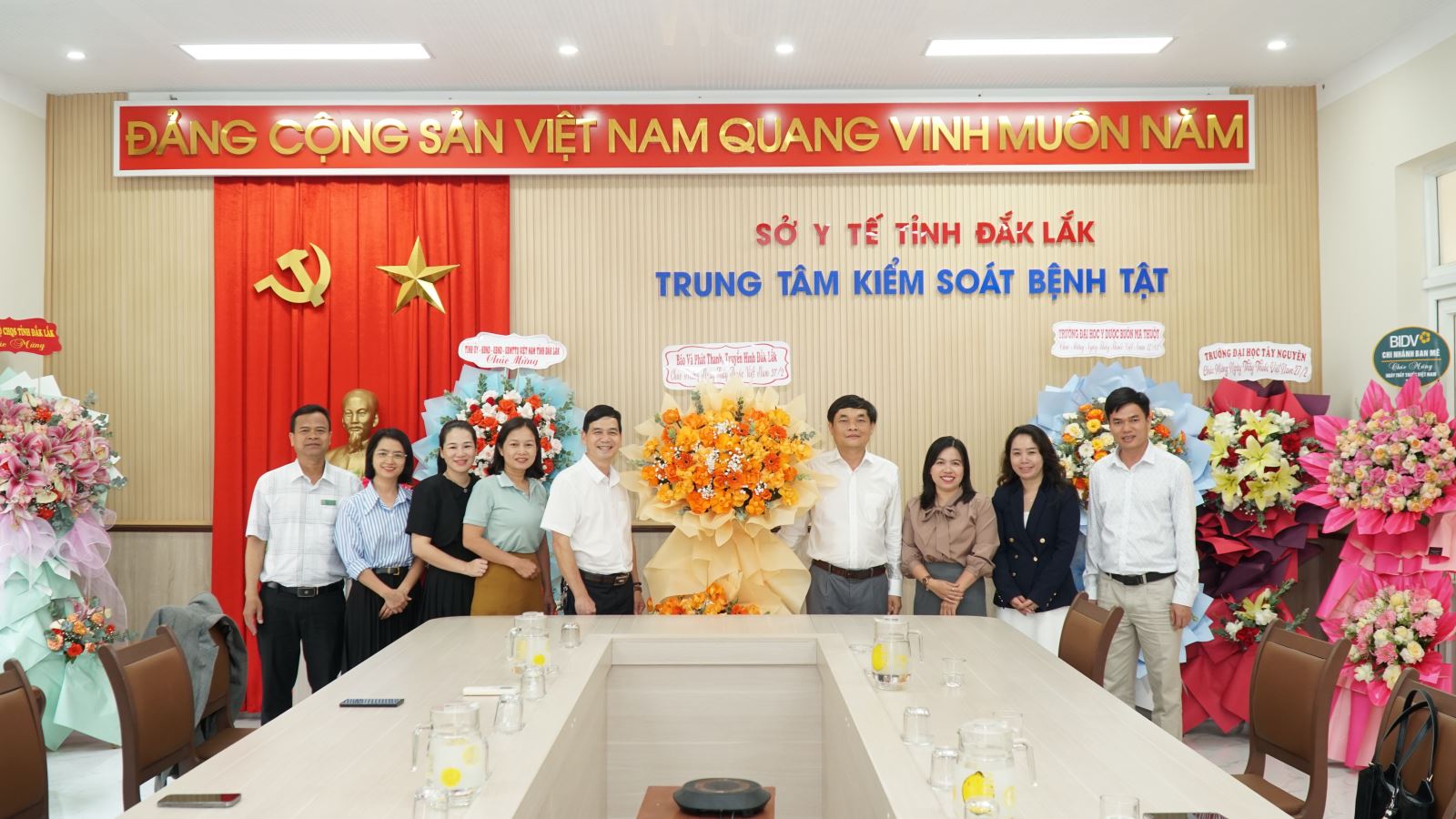 Đại diện lãnh đạo Báo và Phát thanh Truyền hình Đắk Lắk thăm và chúc mừng Trung Tâm Kiểm soát bệnh tật nhân ngày 27/2.