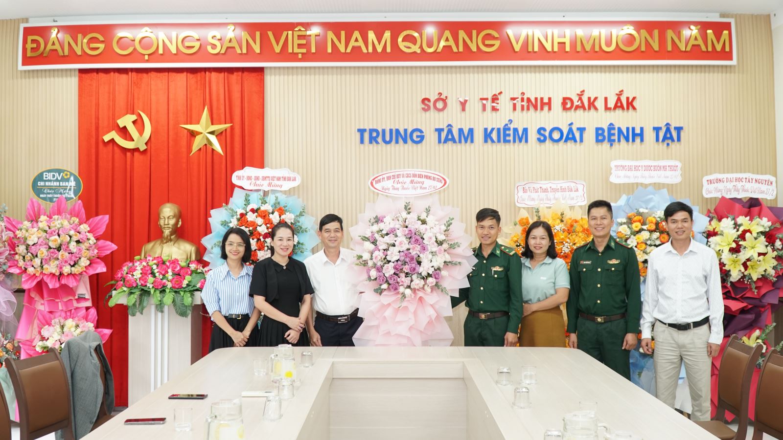 Đại diện Đồn biên phòng Bo Heng thăm và chúc mừng Trung Tâm Kiểm soát bệnh tật nhân ngày 27/2.