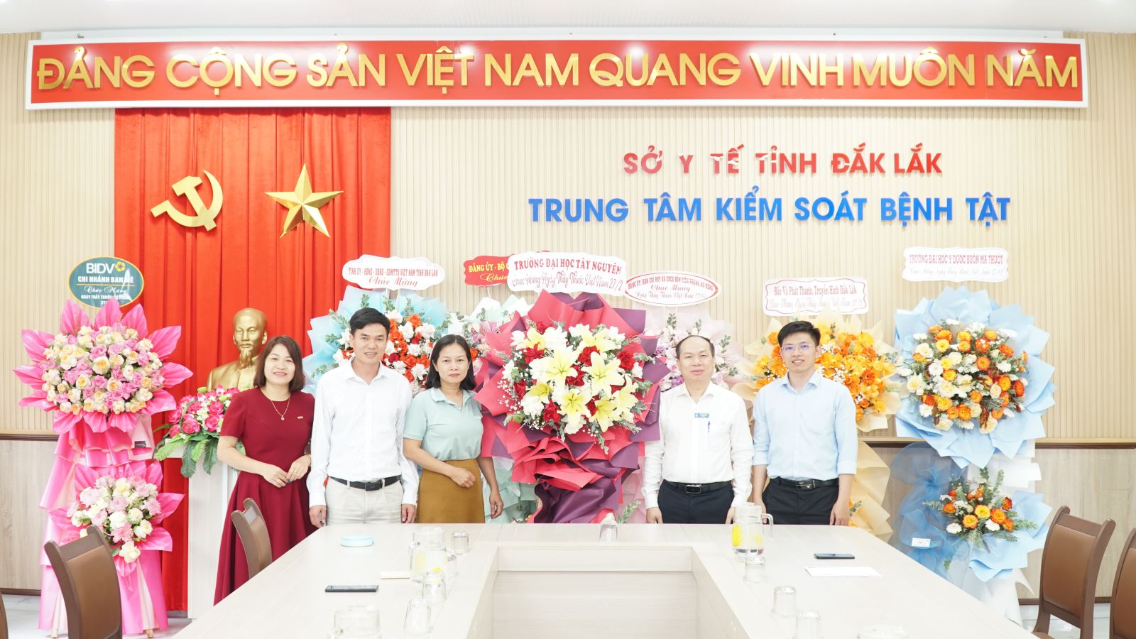 Đại diện Trường Đại học Tây Nguyên thăm và chúc mừng Trung Tâm Kiểm soát bệnh tật nhân ngày 27/2.