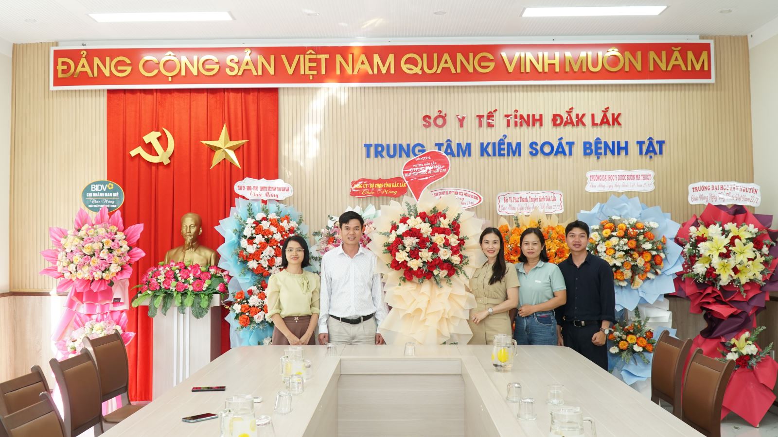 Đại diện Viettel Đắk Lắk thăm và chúc mừng Trung Tâm Kiểm soát bệnh tật nhân ngày 27/2.
