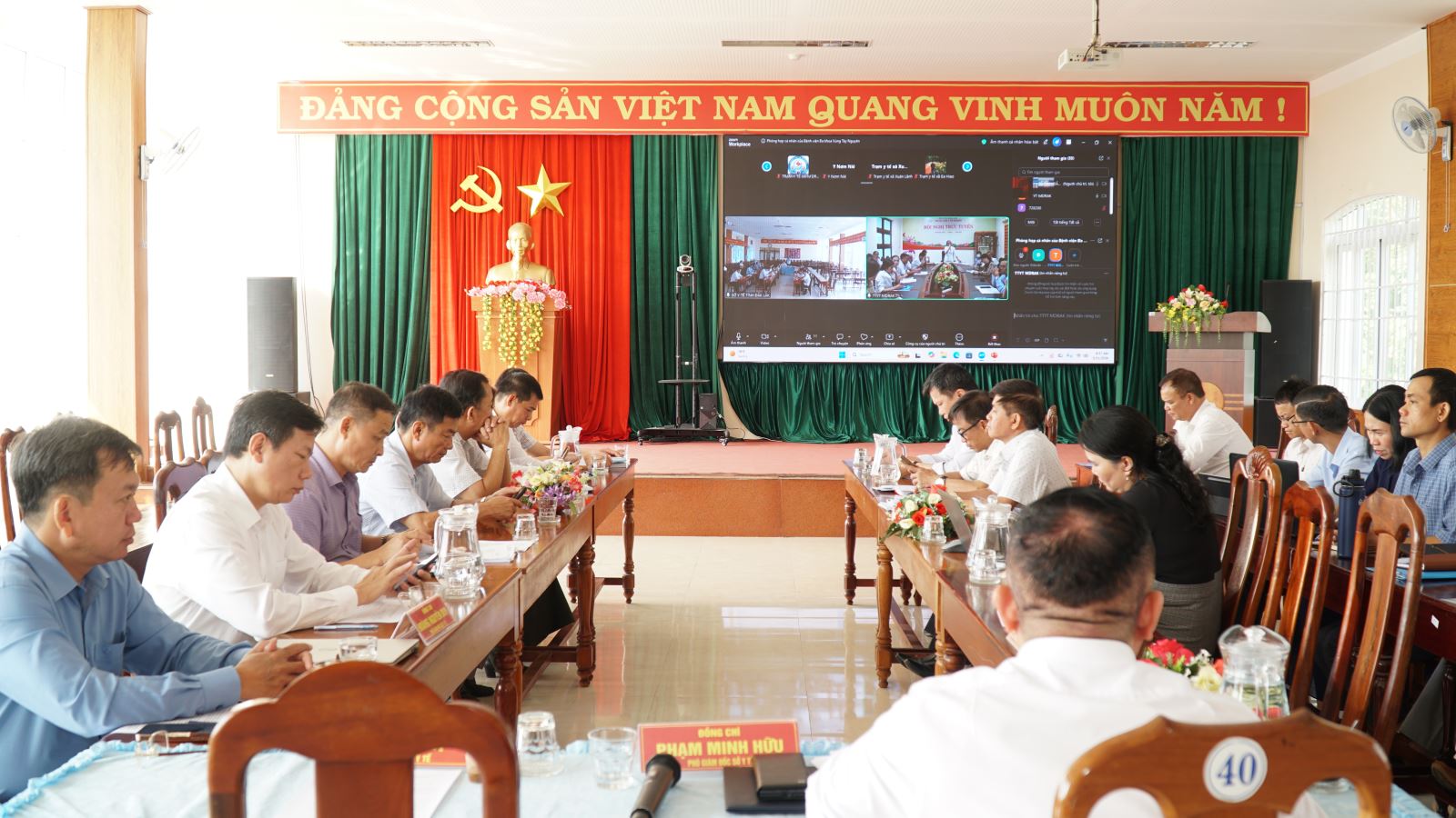 Các đơn vị y tế tại các điểm cầu tham dự hội nghị nêu những khó khăn, vướng mắc trong quá trình triển khai nhiệm vụ.