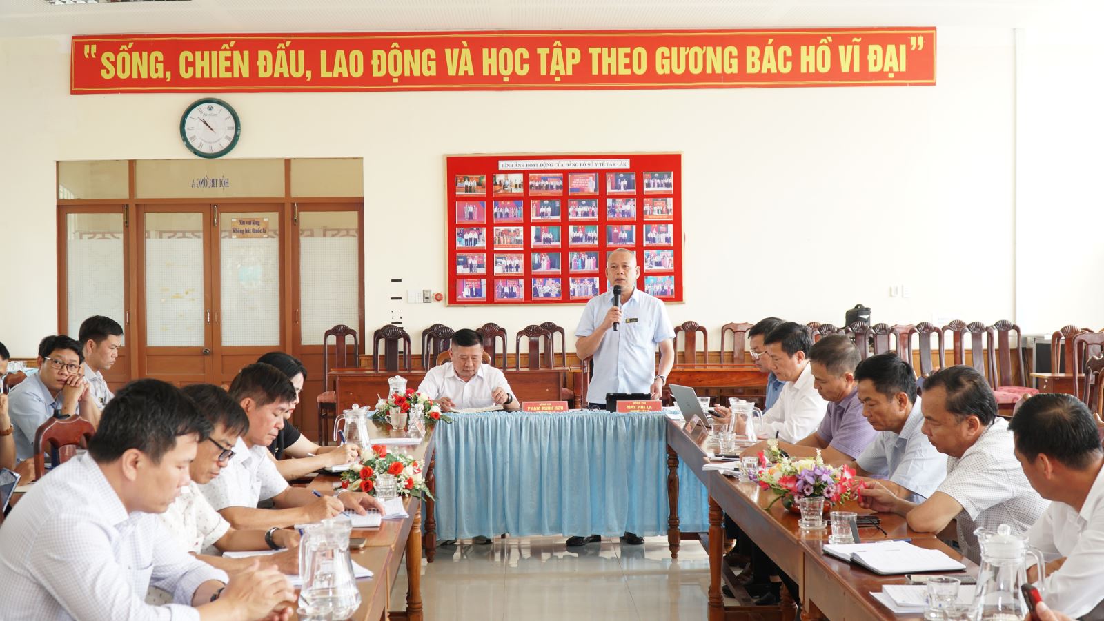 Ông Nay Phi La – Tỉnh ủy viên, Bí thư Đảng ủy, Giám đốc Sở Y tế phát biểu chỉ đạo tại Hội nghị.