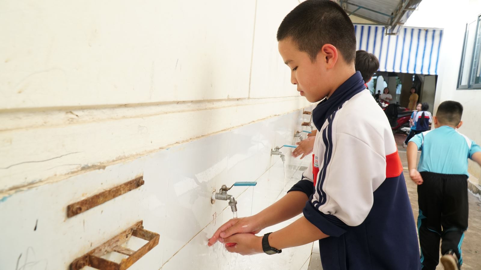 Ngành y tế khuyến cáo người dân, đặc biệt là trẻ nhỏ cần thực hiện tốt các biện pháp vệ sinh cá nhân như rửa tay thường xuyên bằng xà phòng để phòng bệnh.