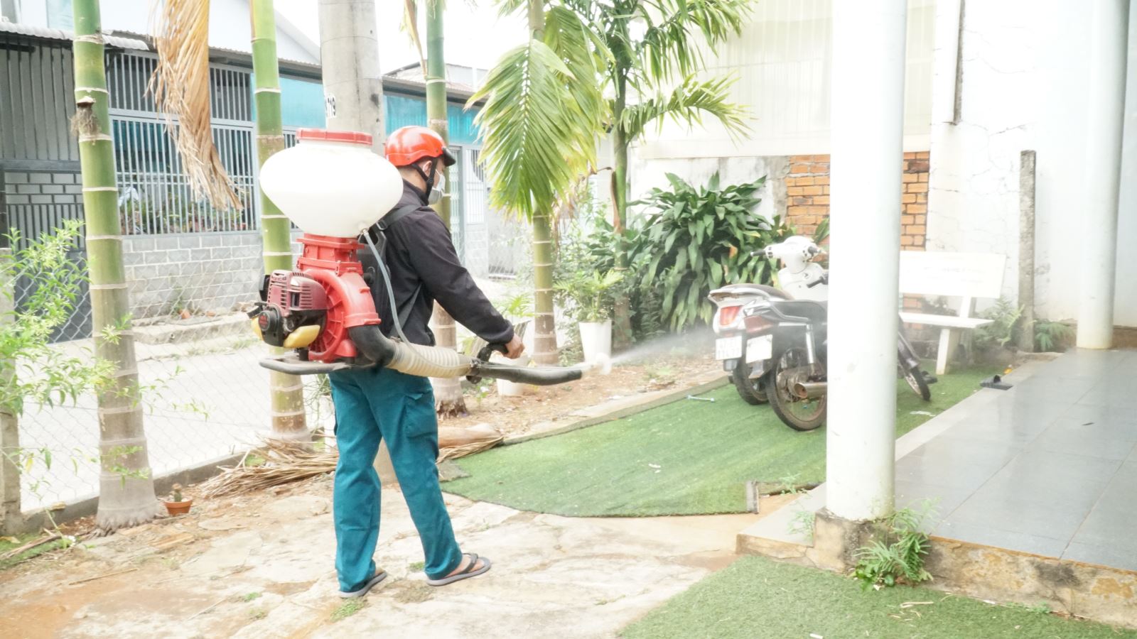 Trung tâm Kiểm soát bệnh tật tỉnh tiến hành phun khử khuẩn xử lý triệt để các ổ dịch nhằm hạn chế nguy cơ lây lan.