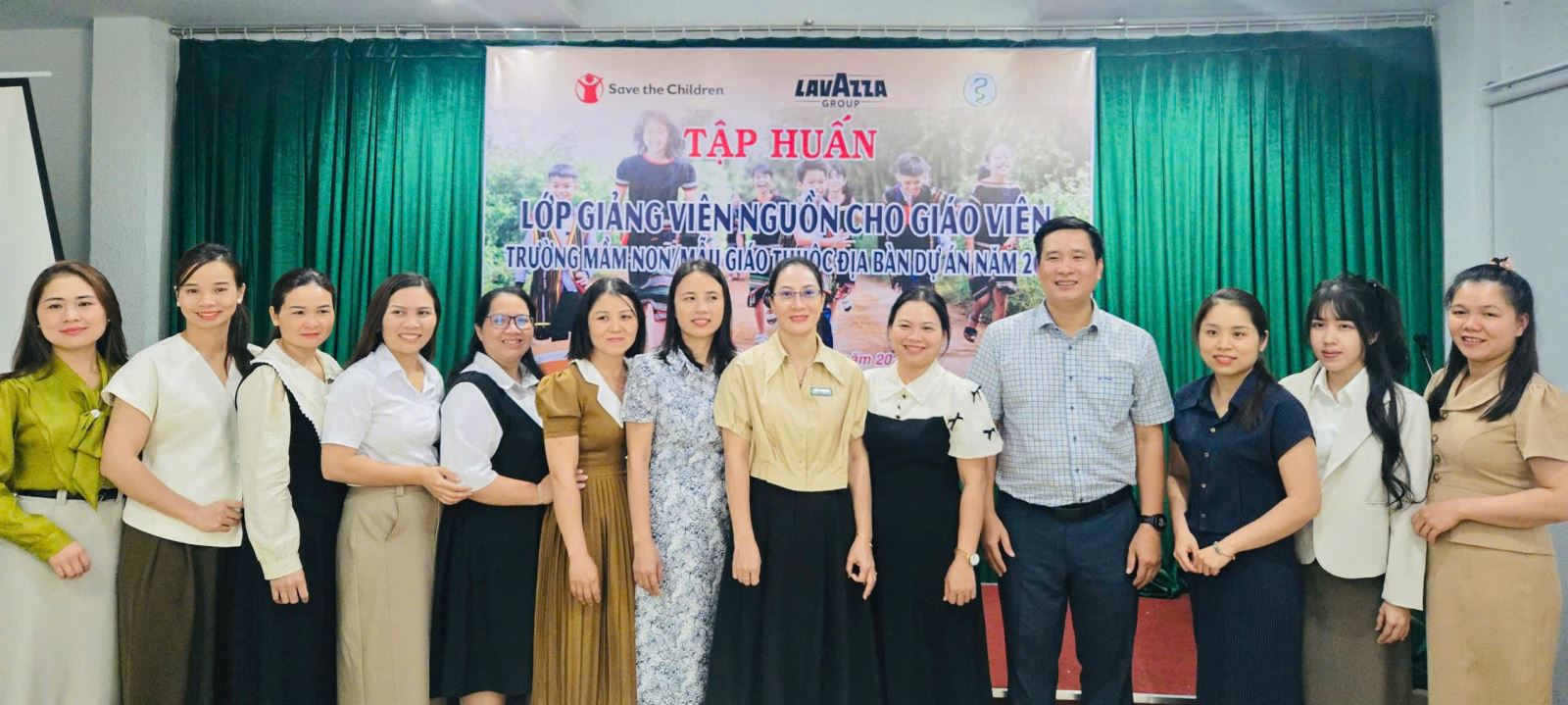 Ban Quản lý dự án chụp lưu niệm cùng các học viên tham gia lớp học.