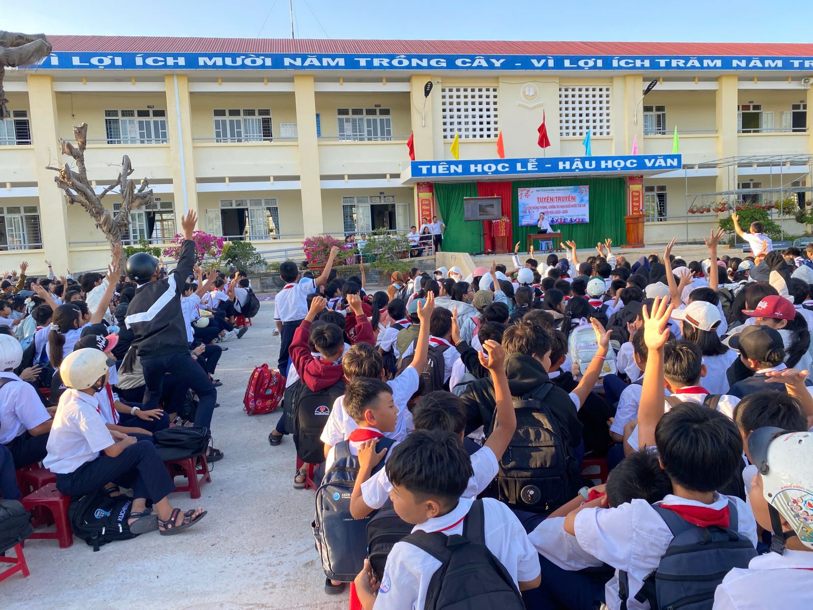 Các em học sinh tại trường THCS Châu Kim Huệ tích cực, hào hứng tham gia phần thực hành cấp cứu đuối nước do các bác sĩ Trạm Y tế Tuy An Đông phối hợp với trường tổ chức.