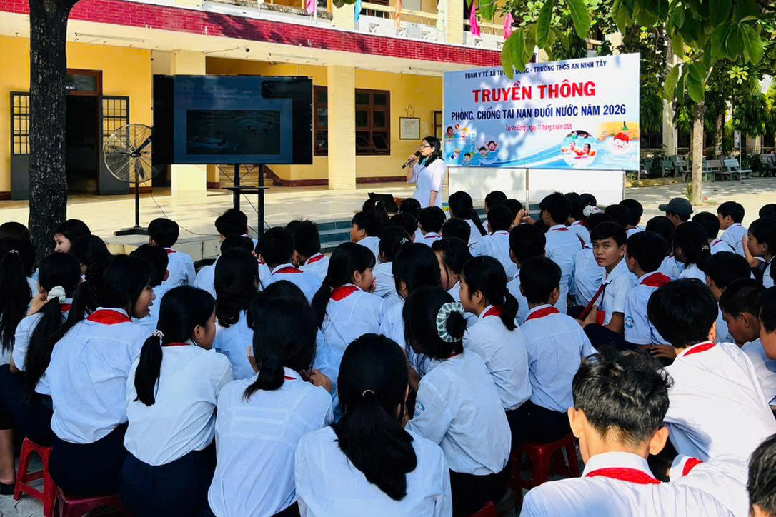 Tuyên truyền phòng, chống đuối nước cho học sinh tại trường THCS An Ninh Tây.