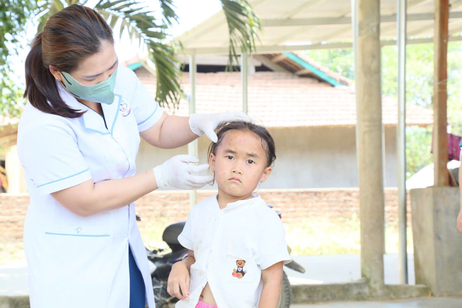 Cán bộ Trạm Y tế xã Ea Riêng theo dõi tình trạng sức khỏe trẻ mắc bệnh thủy đậu.