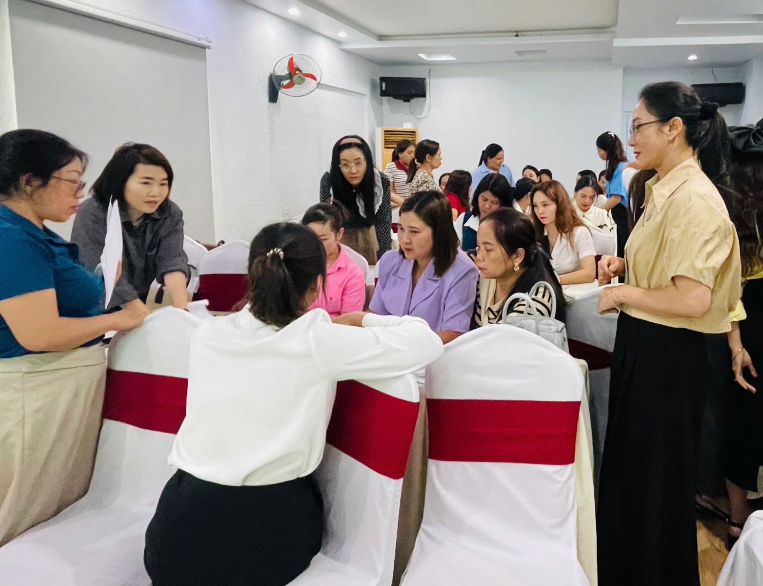 Học viên lớp học chia nhóm thảo luận và thực hành tình huống.