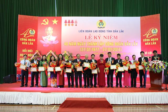 Tổng Liên đoàn Lao động Việt Nam tặng Kỷ niệm chương “Vì sự nghiệp xây dựng tổ chức Công đoàn” cho các cá nhân có thành tích xuất sắc trong hoạt động công đoàn. 