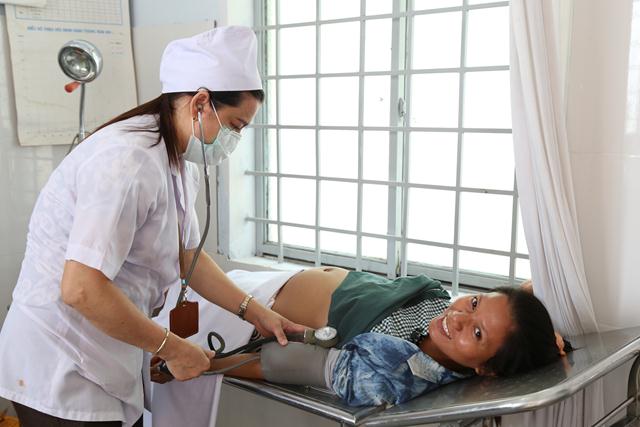 Khám thai định kỳ tại Trạm Y tế xã Krông Na (Buôn Đôn).