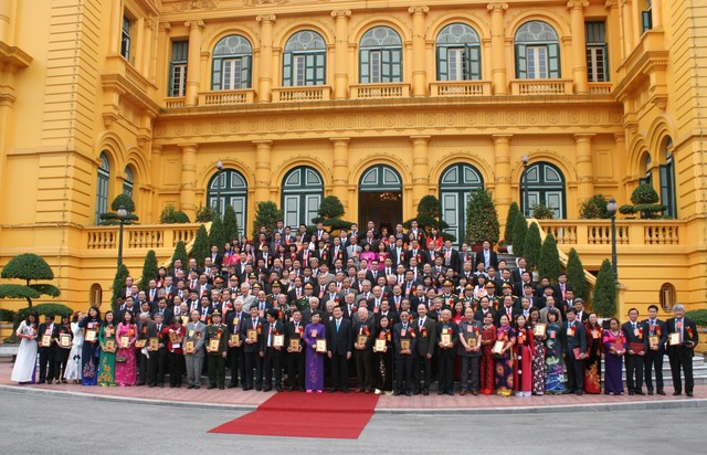 Chủ tịch nước Trương Tấn Sang với các đại biểu. (Ảnh: NguyễnKhang – TTXVN)
