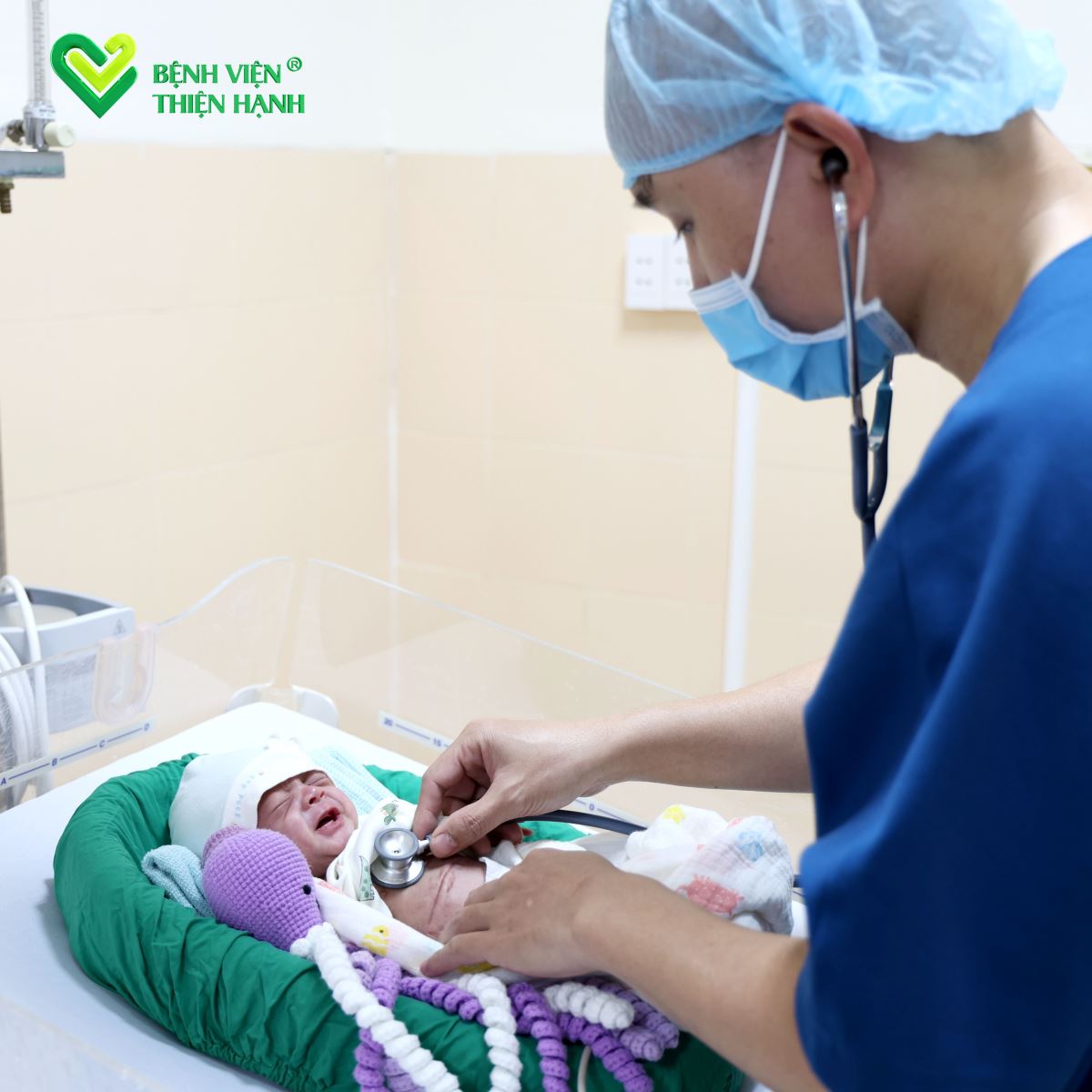 Trẻ được bác sĩ thăm khám tại khoa Nhi, BVĐK Thiện Hạnh.