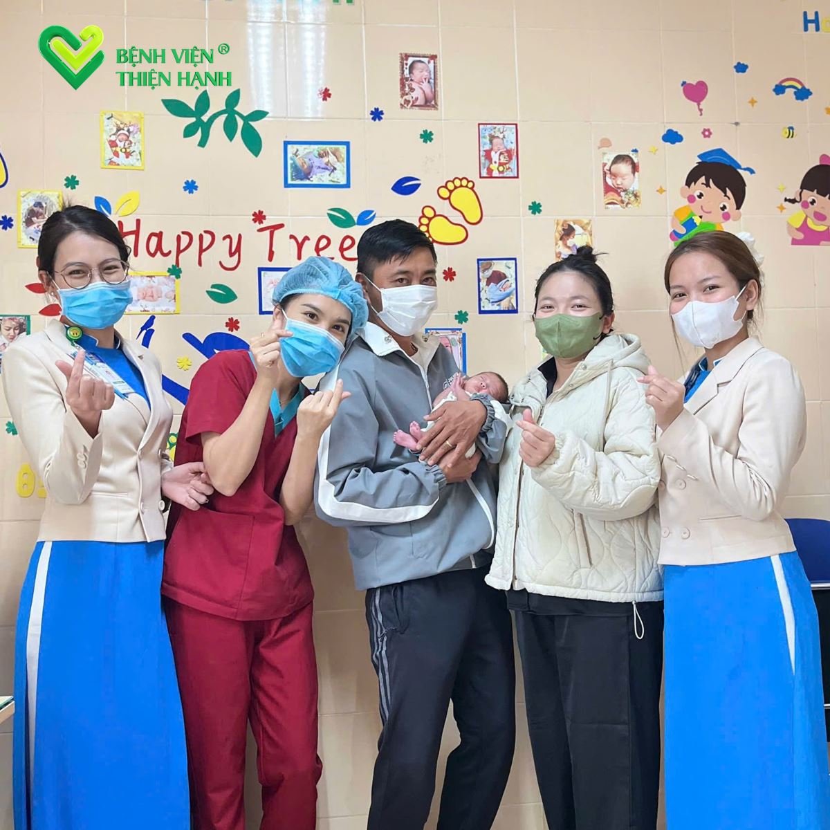 Trẻ được xuất viện trong niềm vui của gia đình và đội ngũ y bác sĩ.