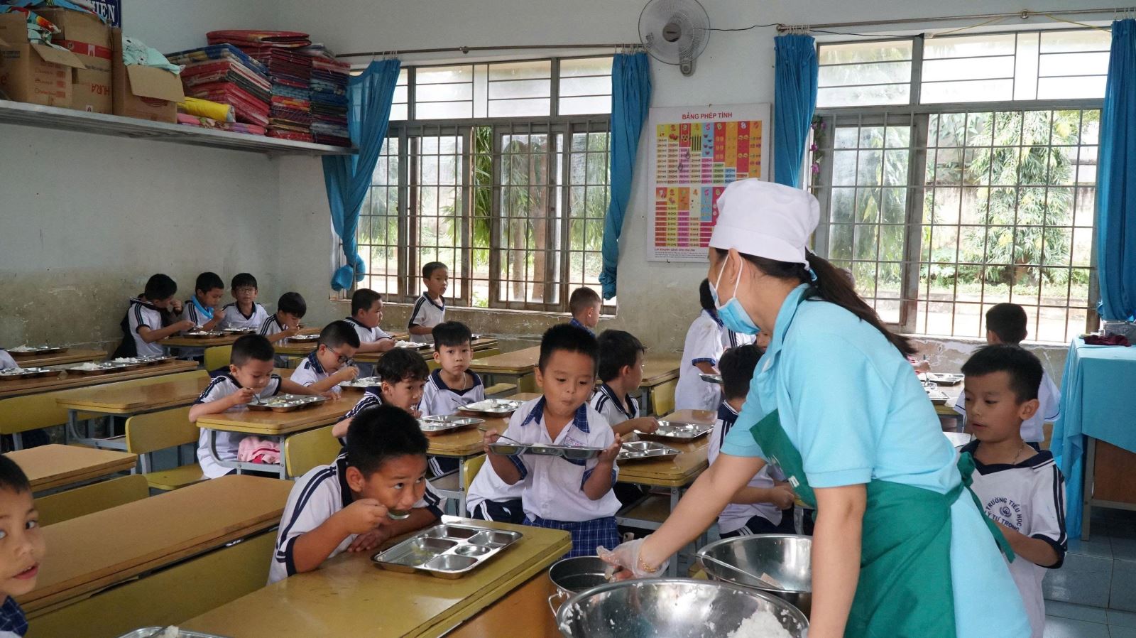 Bữa ăn bán trú tại trường học cần được kiểm soát chặt chẽ để đảm bảo an toàn thực phẩm cho học sinh.