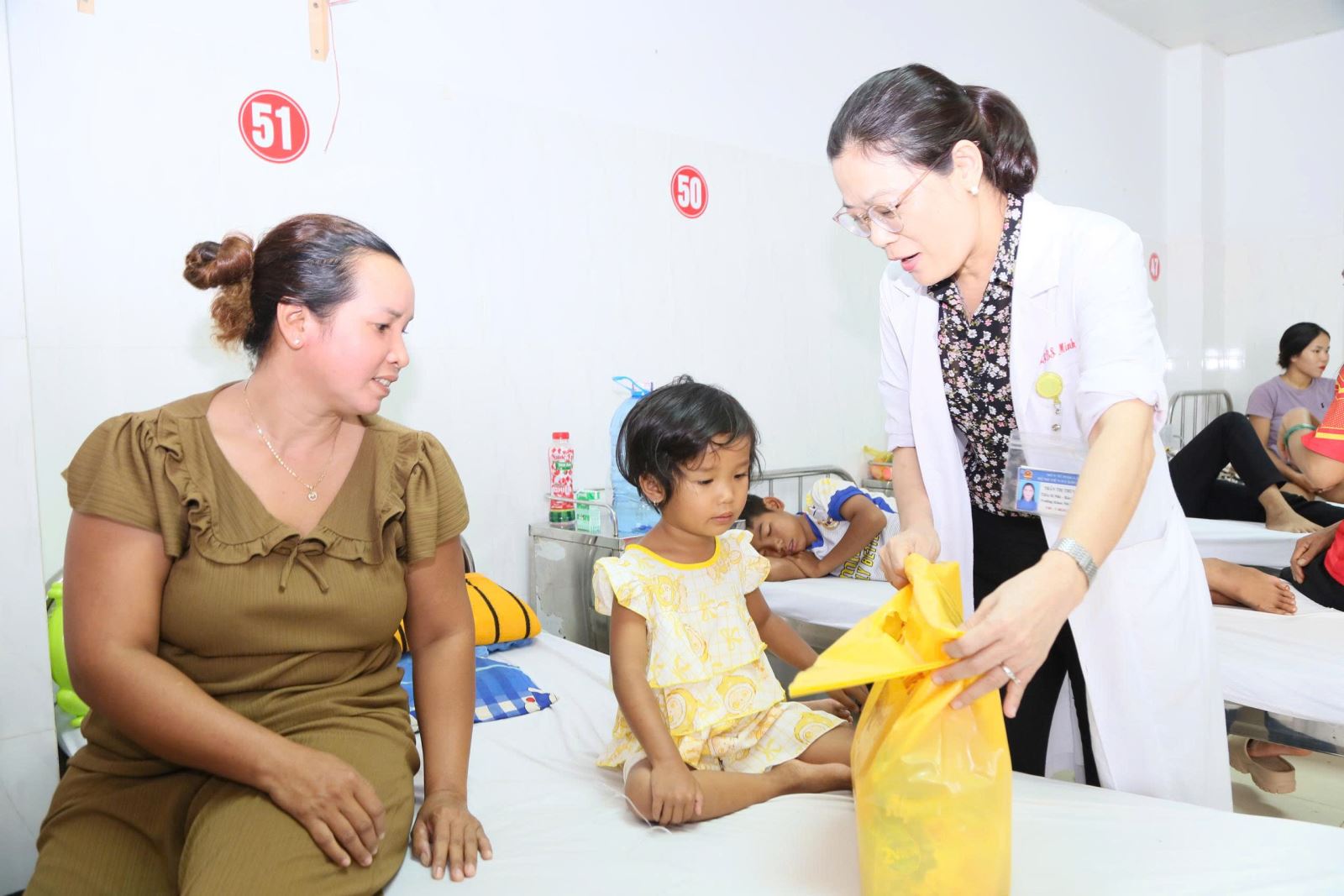 Nhiều chương trình thiện nguyện, hỗ trợ vật chất và tinh thần cho người bệnh tại Bệnh viện Đa khoa vùng Tây Nguyên. (Ảnh: Đình Thi)