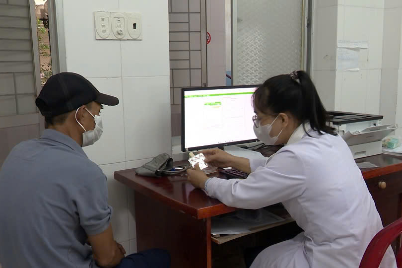 Nhân viên y tế hướng dẫn bệnh nhận sử dụng thuốc đúng cách.