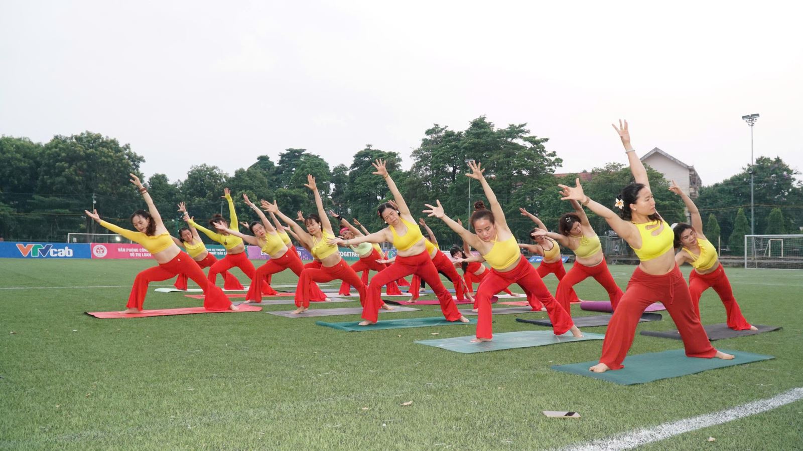 CLB Raja Yoga Ngọc Anh tổ chức buổi tập tại Trường Đại học Tây Nguyên.