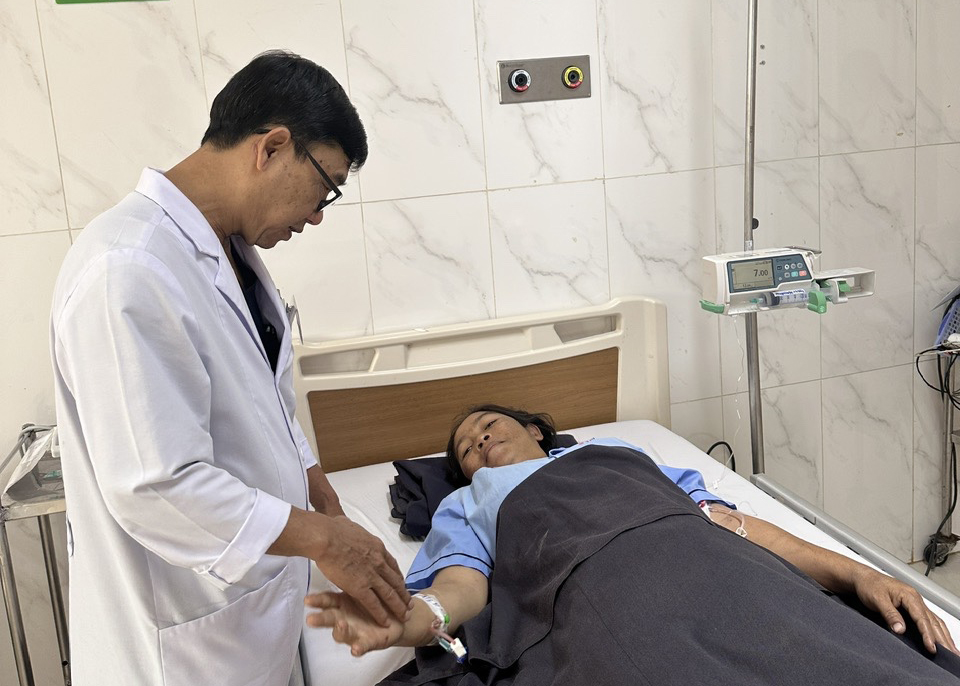 bác sĩ CKII Trần Ngọc Thắng – Trưởng Khoa Phụ sản Bệnh viện Đa khoa vùng Tây Nguyên thăm khám cho sản phụ.