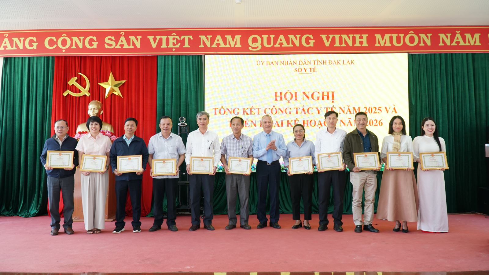 Giám đốc Sở Y tế tặng Giấy khen cho các tập thể có thành tích xuất sắc trong thực hiện nhiệm vụ.