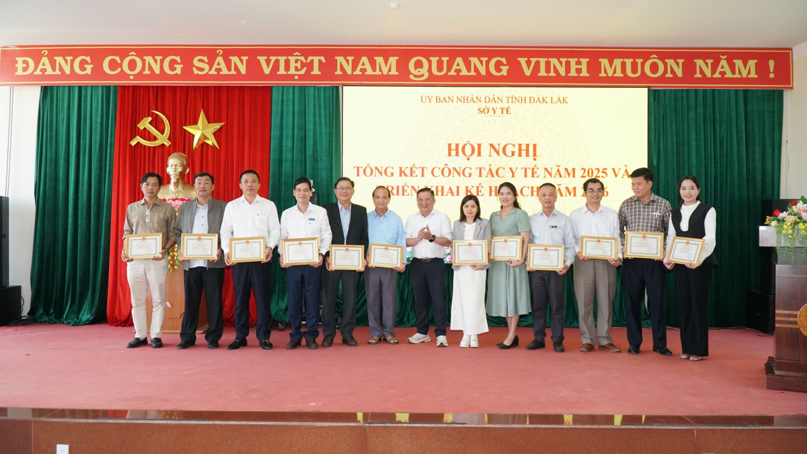 Sở Y tế khen thưởng và công nhận các danh hiệu thi đua cho các cá nhân có thành tích tiêu biểu trong năm 2025
