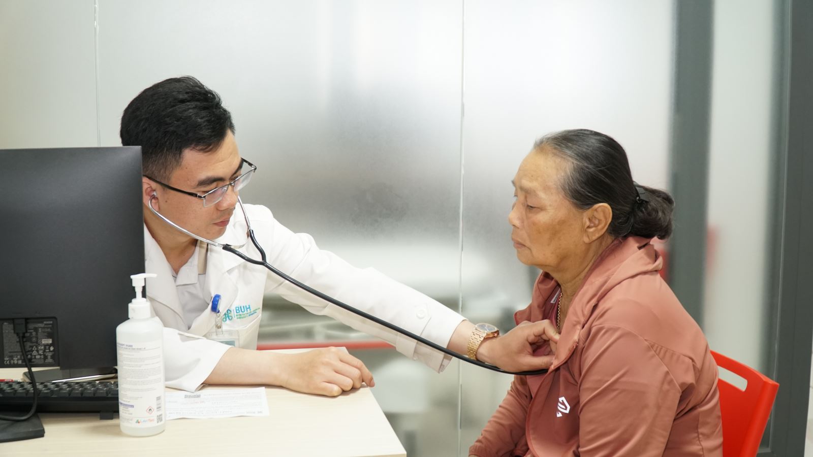 Bệnh nhân bị bệnh tim được bác sĩ Nguyễn Trọng Thiện - Khoa Nội tim mạch, Bệnh viện Đại học Y dược Buôn Ma Thuột thăm khám, kiểm tra sức khoẻ.