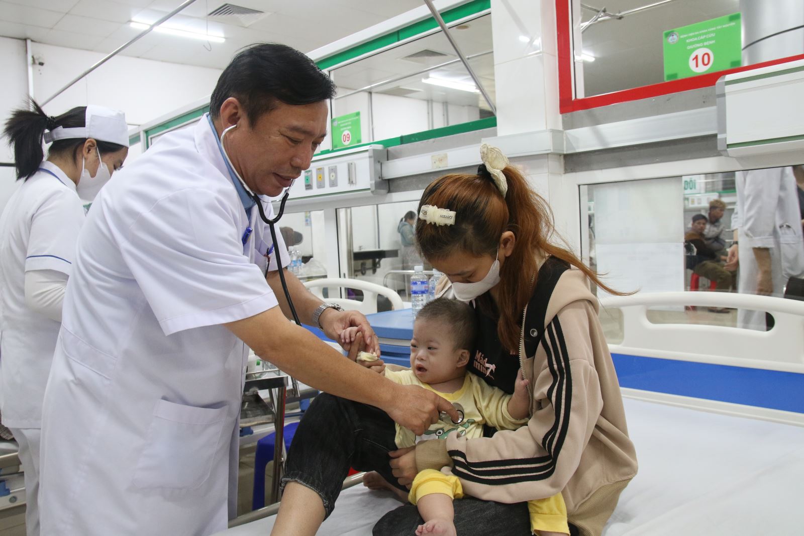 Khoa Cấp cứu Bệnh viện Đa khoa Vùng Tây Nguyên chủ động xây dựng kế hoạch toàn diện về nhân lực, trang thiết bị, thuốc men, hóa chất và vật tư y tế, sẵn sàng tiếp nhận, xử trí mọi trường hợp bệnh nhân.