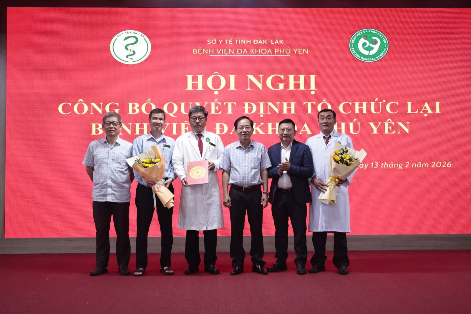 Bs.CKII Phạm Minh Hữu, Phó Giám đốc Sở Y tế Đắk Lắk trao Quyết định  tổ chức lại Bệnh viện đa khoa Phú Yên cho tập thể lãnh đạo Bệnh viện.