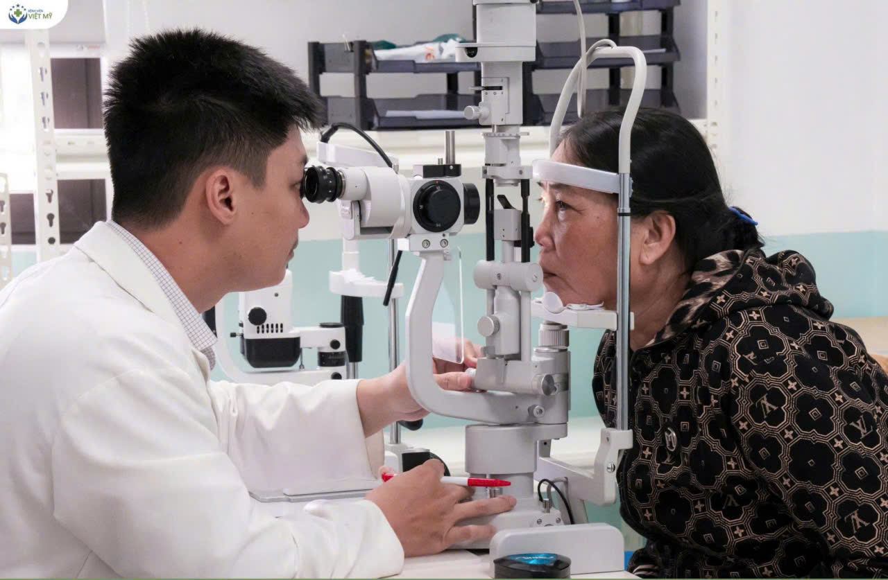 Bác sĩ đang khám mắt cho người dân.