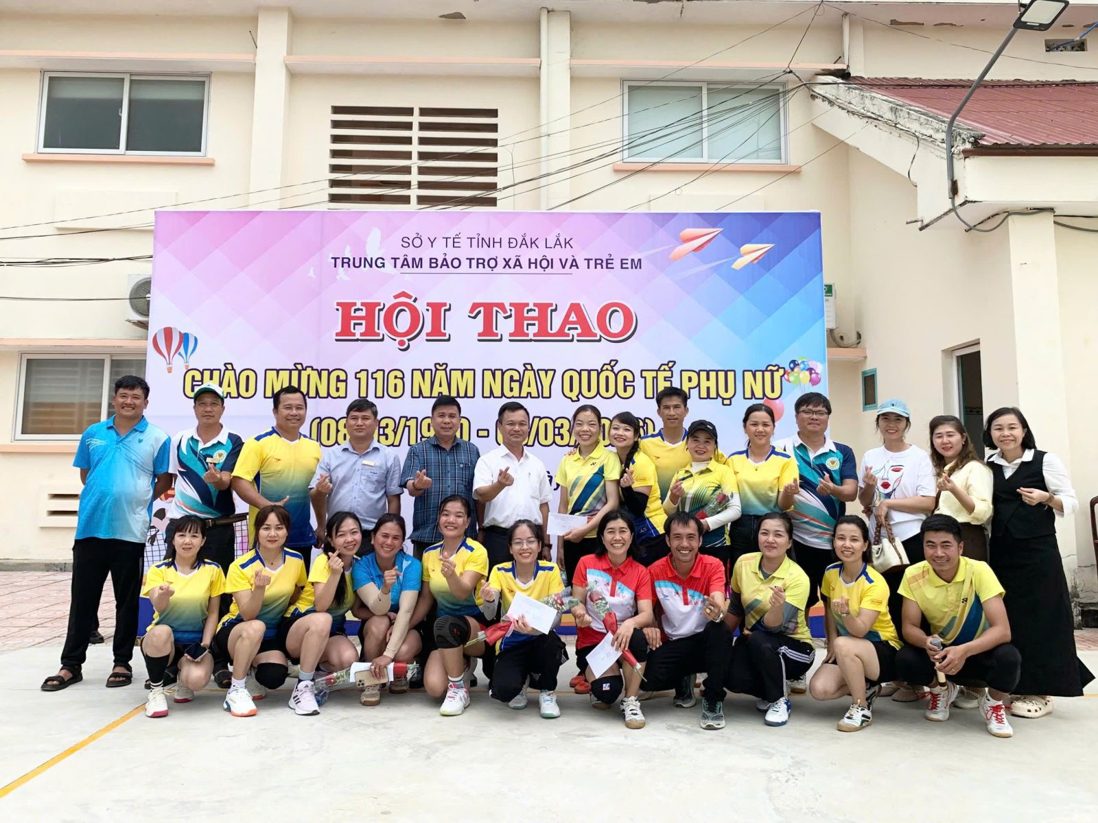 Tập thể viên chức và người lao động chụp ảnh lưu niệm sau hội thao.