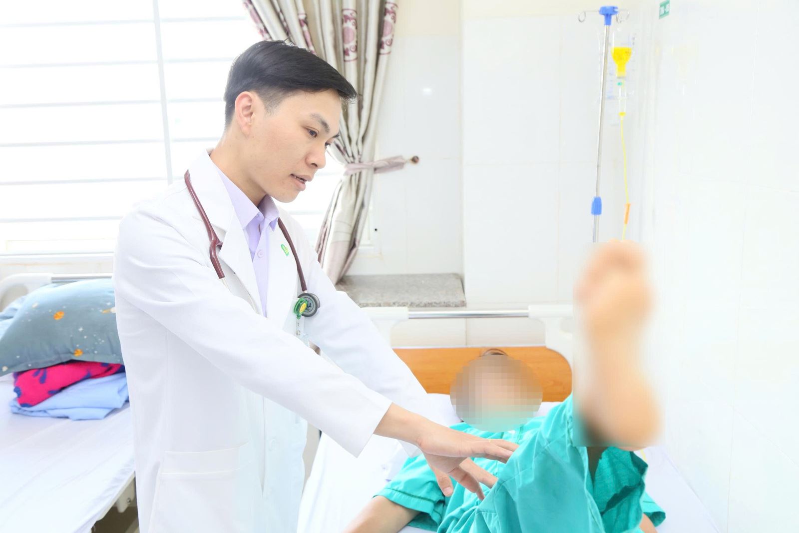 Bác sĩ Bùi Văn Mạnh thăm khám cho bệnh nhân đột quỵ não.