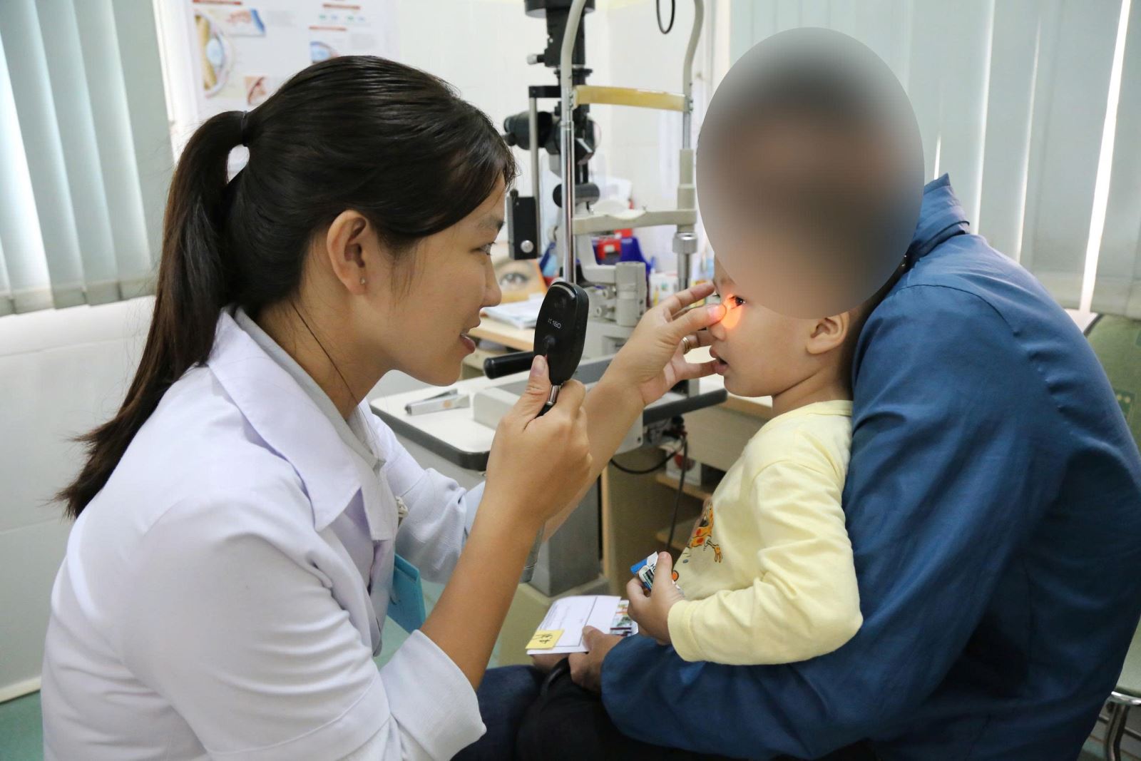 Phụ huynh cần đưa trẻ đi khám khi có dấu hiệu của bệnh viêm kết mạc.