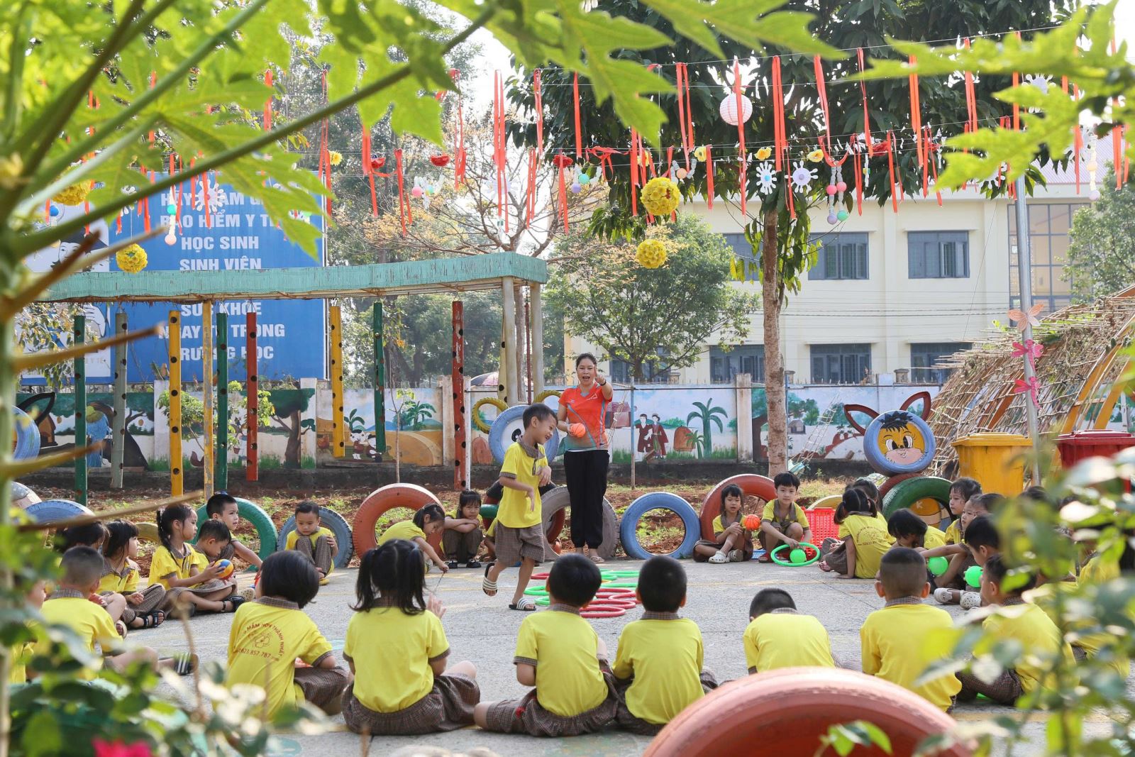 Đặc thù của môi trường học tập khiến bệnh viêm kết mạc dễ lây ở trẻ mầm non.