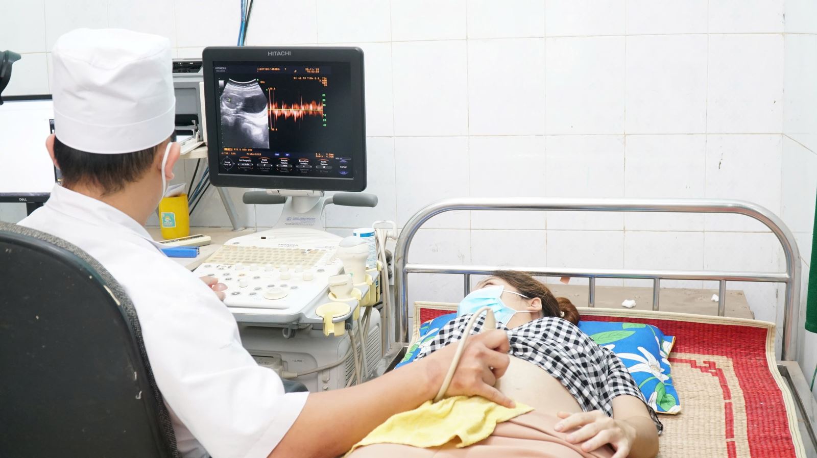 Ngành Y tế Đắk Lắk đang nỗ lực thu hút và tăng cường bác sĩ tại các cơ sở y tế nhằm nâng cao chất lượng khám chữa bệnh cho người dân.